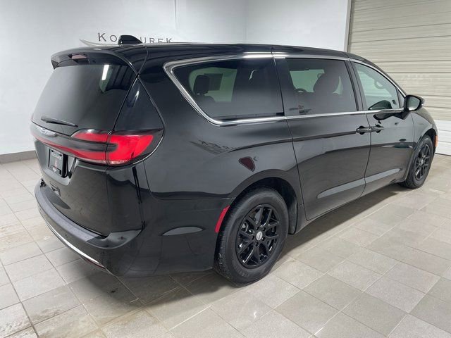 Used 2025 Chrysler Pacifica Select image 6