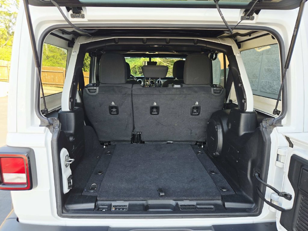 Used 2020 Jeep Wrangler Unlimited Sahara AWD/4WD image 16