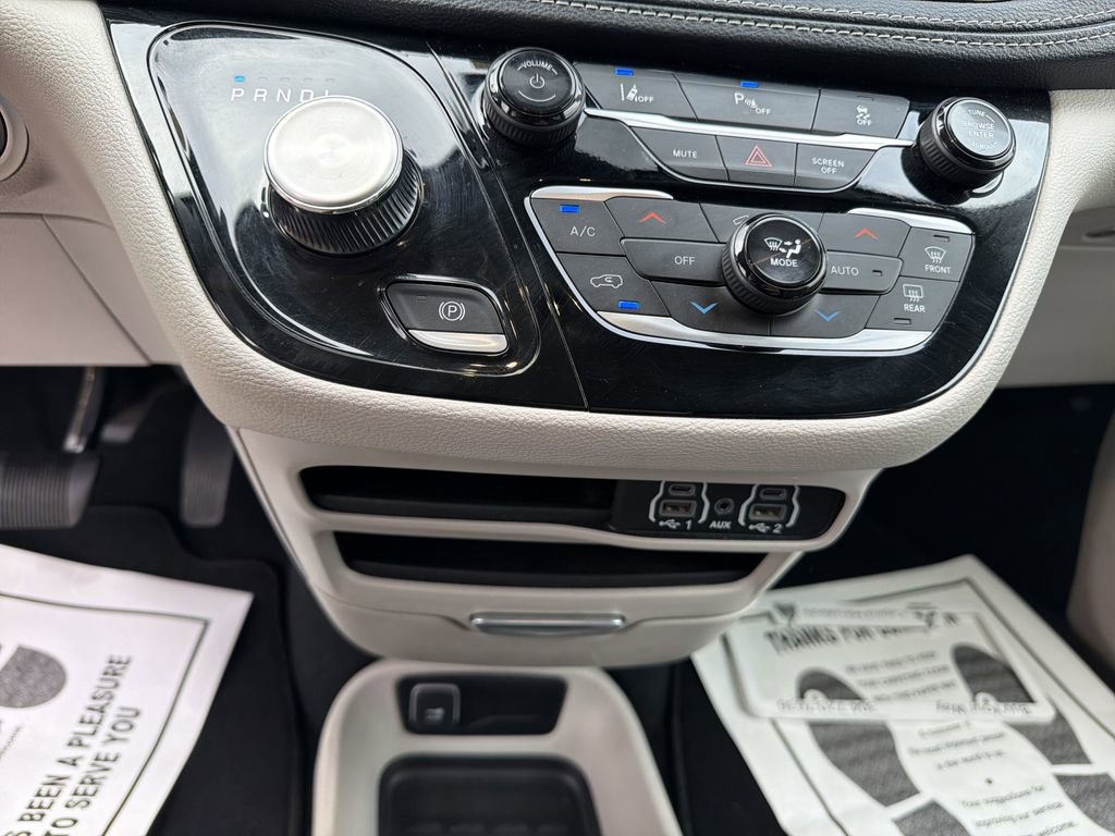 Used 2024 Chrysler Pacifica Select image 21