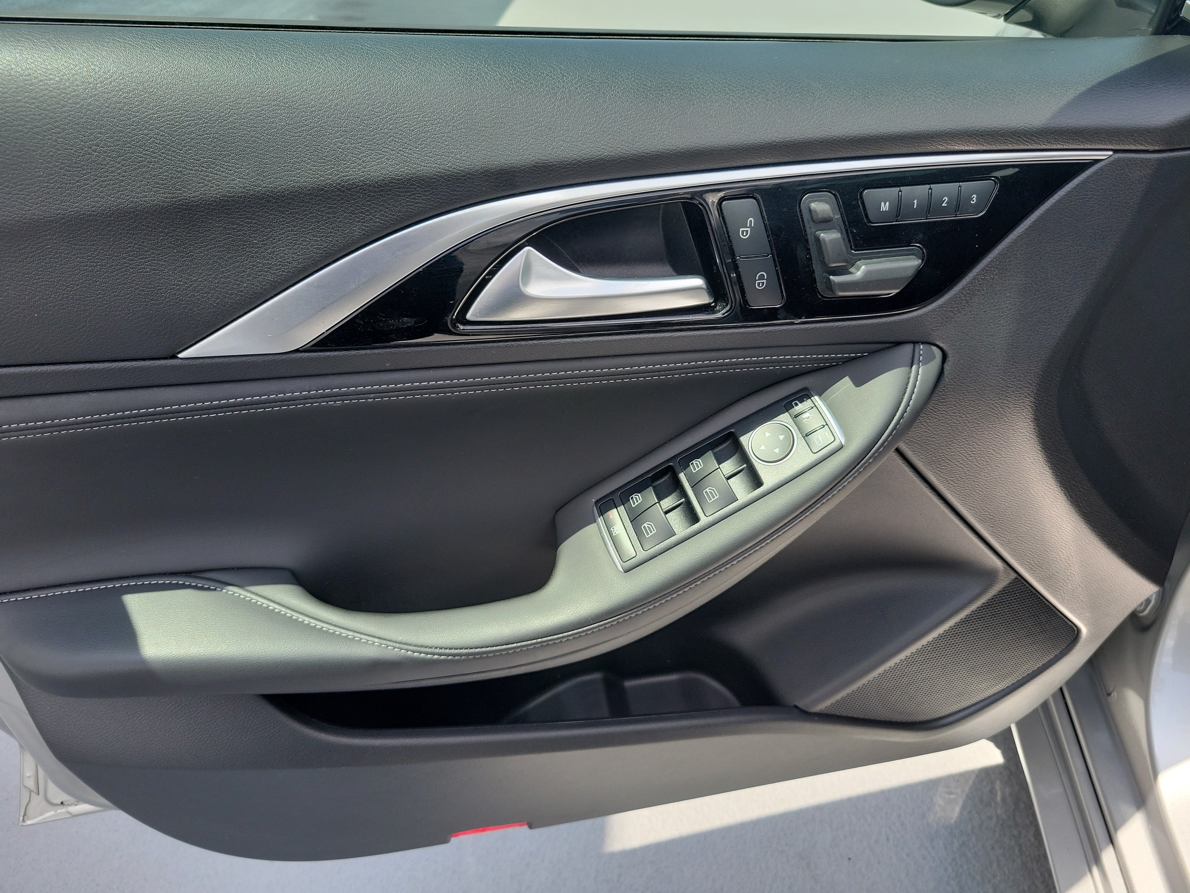 Used 2019 INFINITI QX30 w/ Cargo Package FWD image 18