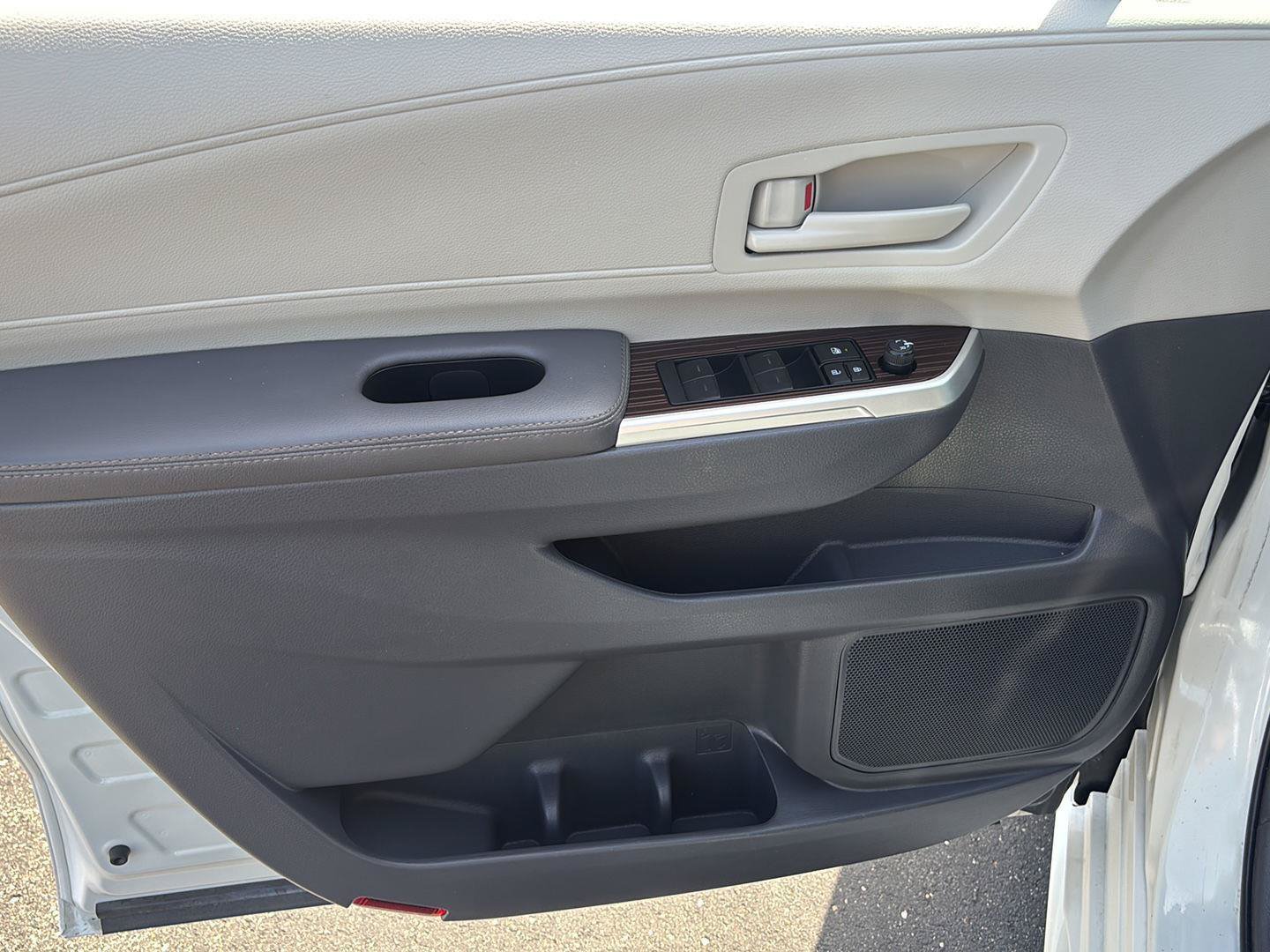 Used 2023 Toyota Sienna LE AWD/4WD image 26