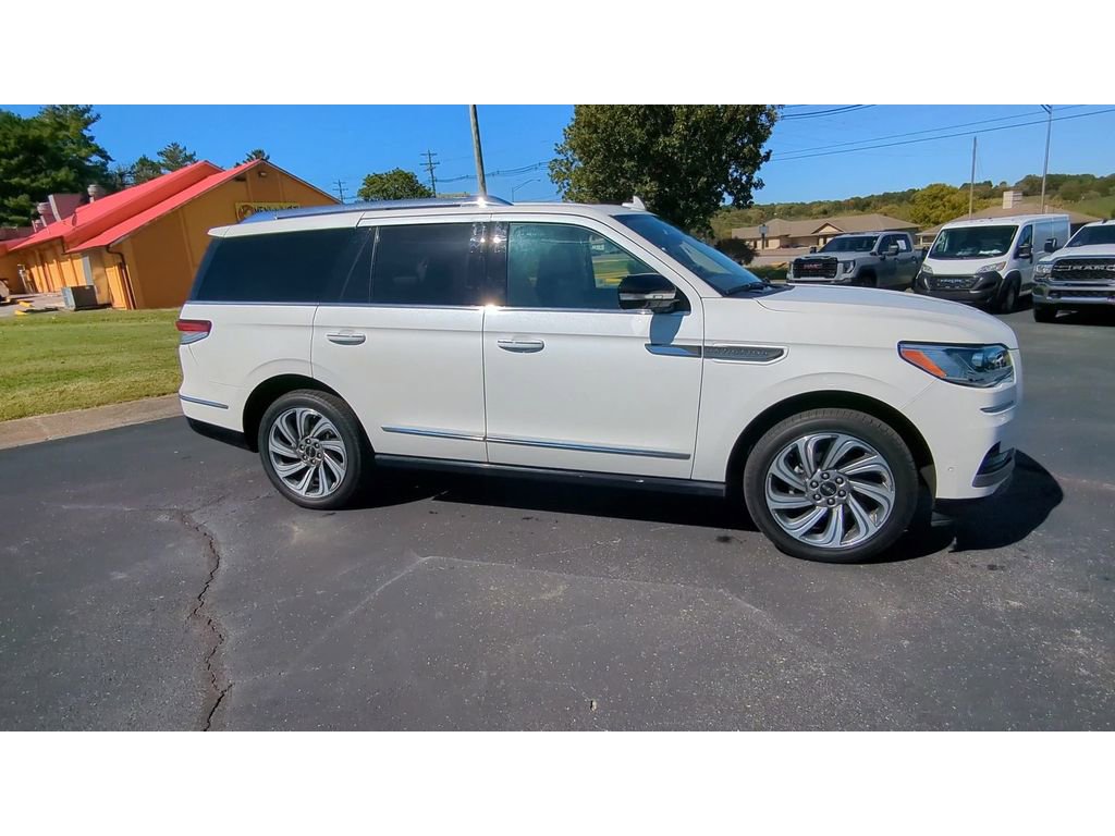 Used 2024 Lincoln Navigator Reserve image 9