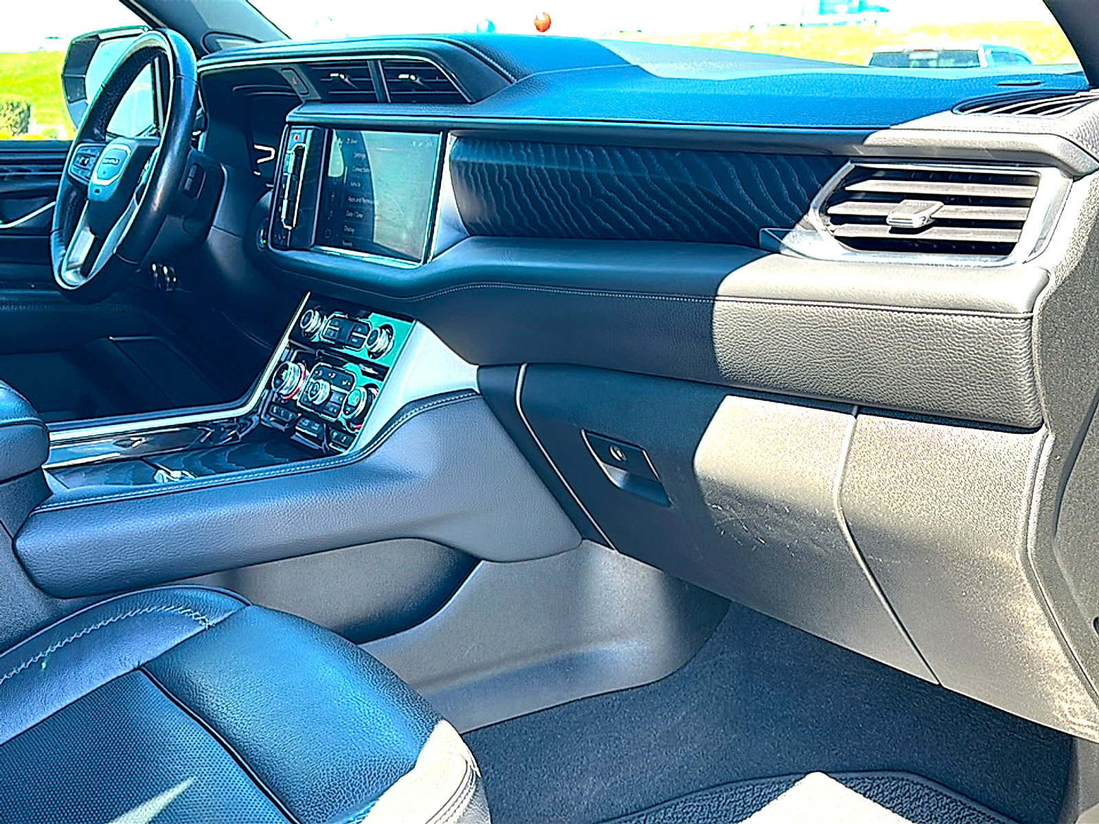 Used 2022 GMC Yukon Denali w/ Denali Premium Package image 24