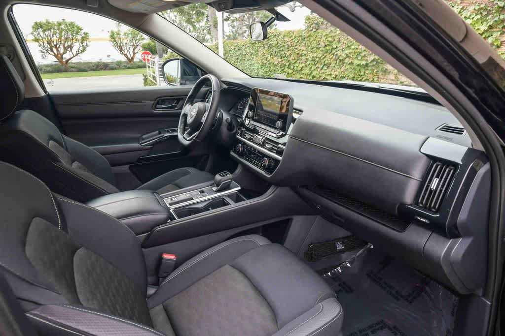 Used 2024 Nissan Pathfinder SV w/ SV Premium Package FWD image 16