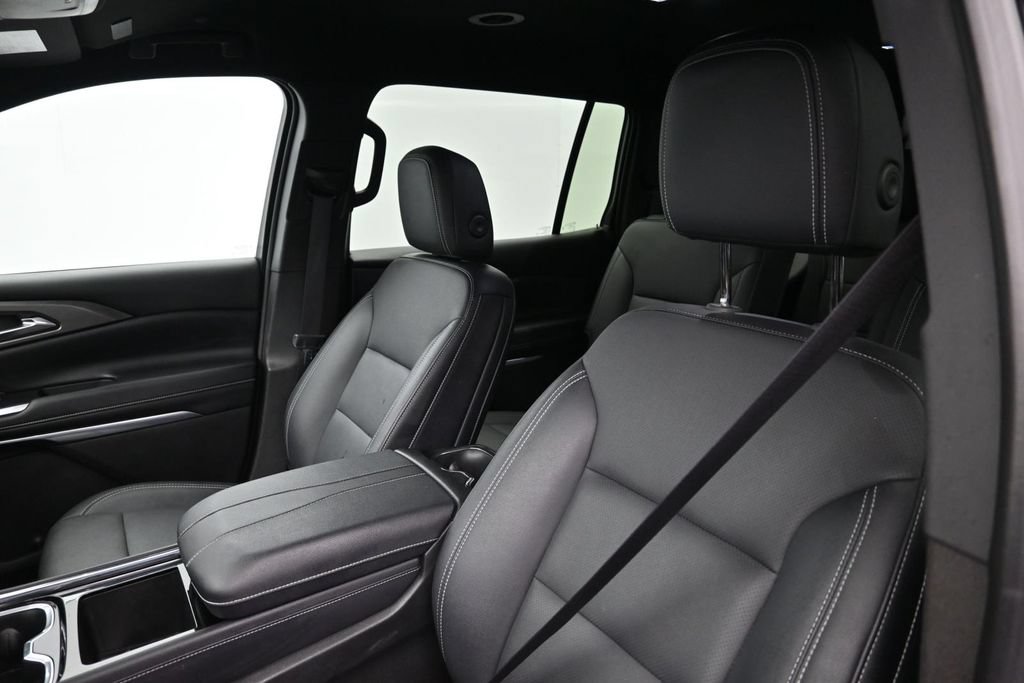Used 2025 Chevrolet Traverse LT FWD image 11