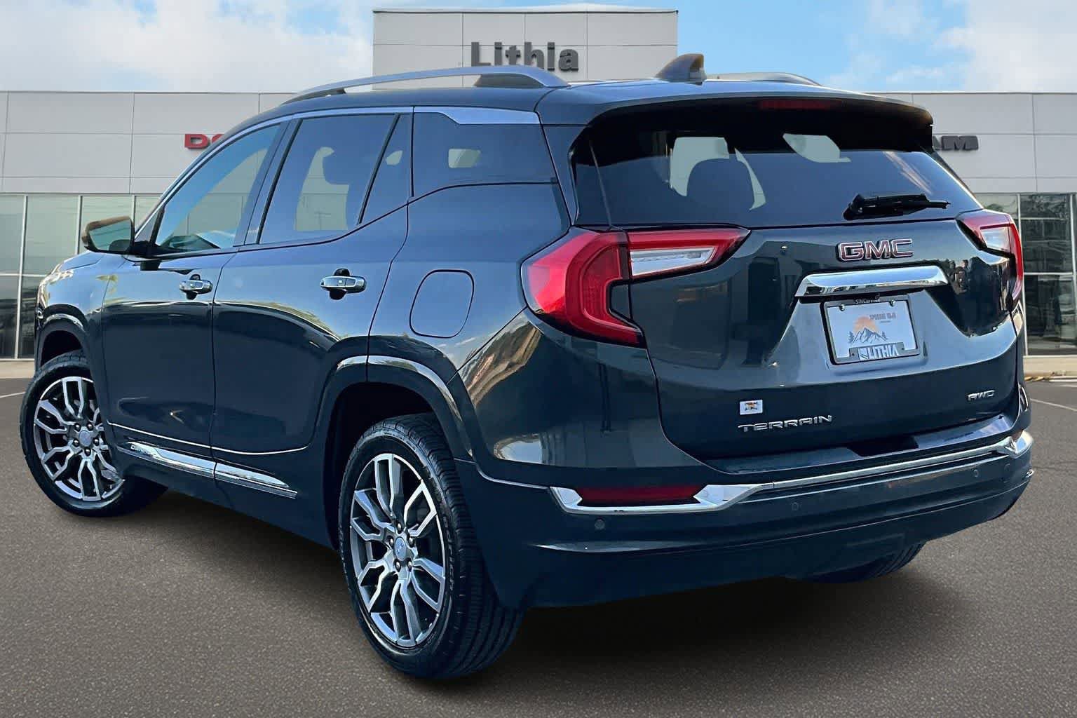 Used 2022 GMC Terrain Denali w/ Denali Premium Package AWD/4WD image 4