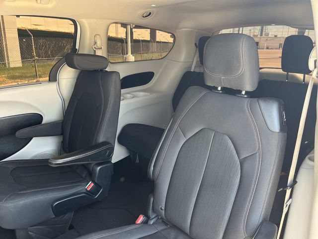 Used 2020 Chrysler Pacifica Touring w/ Advanced Safetytec Group FWD image 17