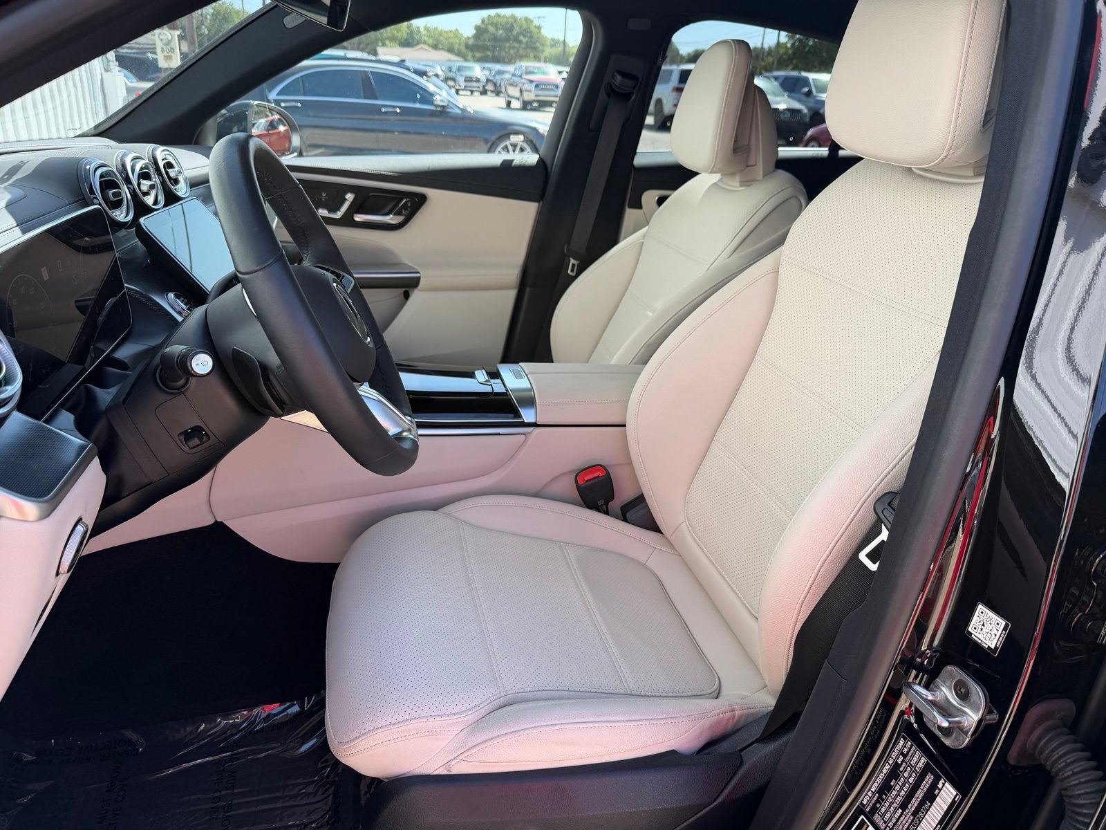 Used 2025 Mercedes-Benz GLC 300 4MATIC image 25
