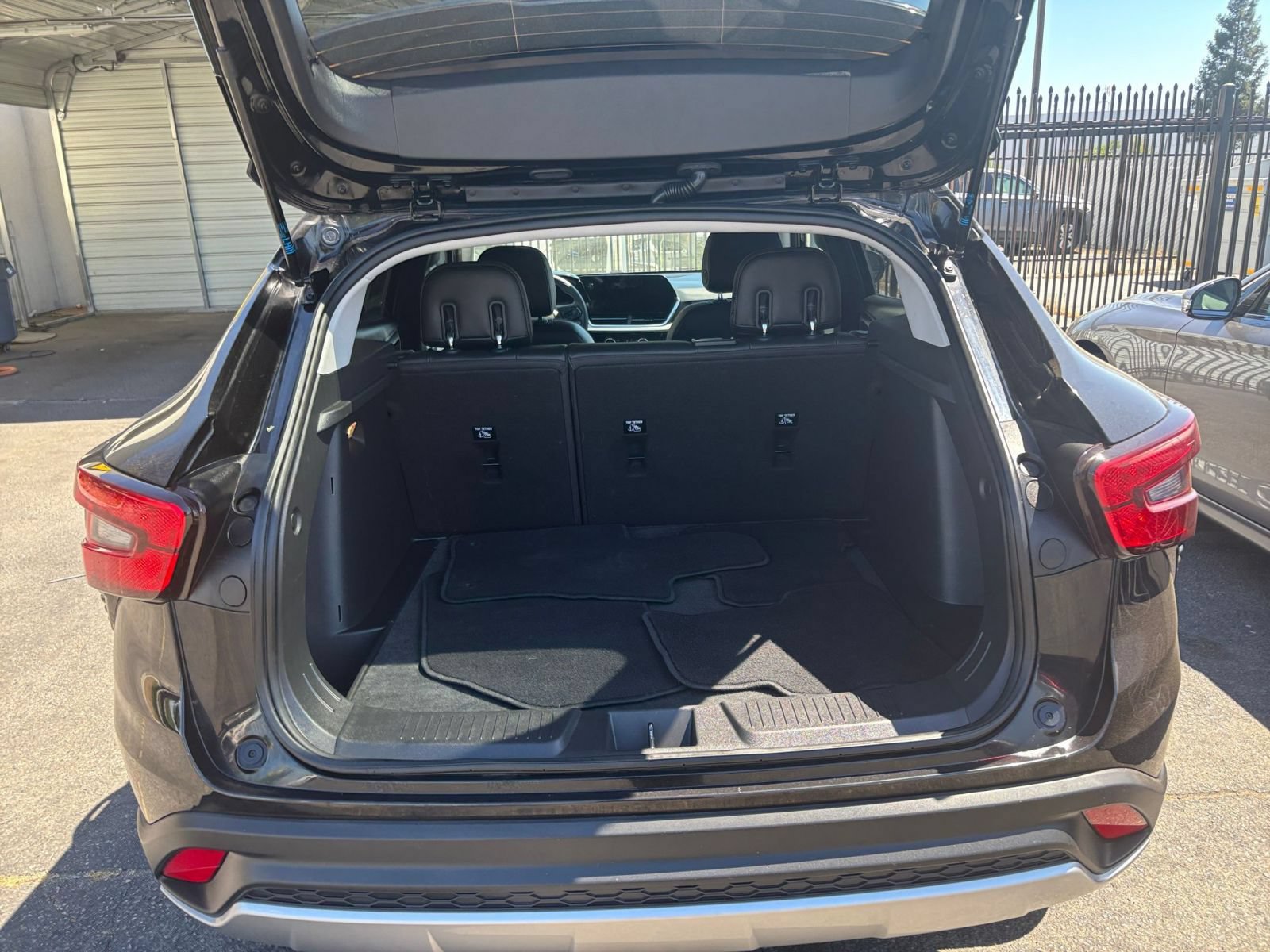 Used 2025 Chevrolet Trax LT FWD image 30