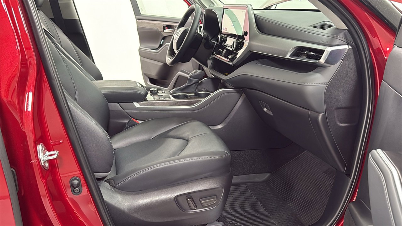 Certified 2025 Toyota Highlander Platinum image 19