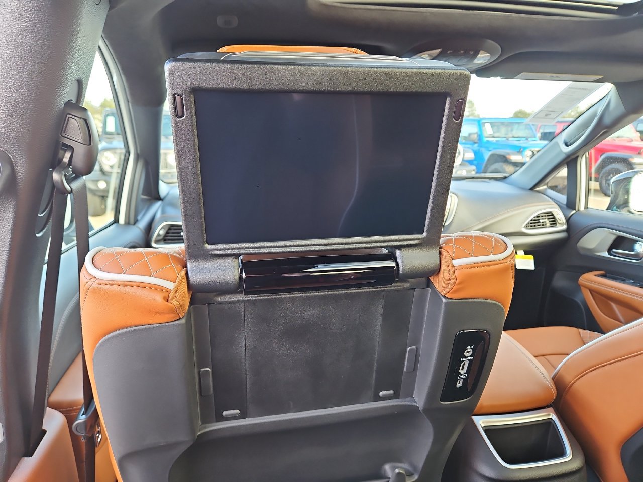 New 2026 Chrysler Pacifica Pinnacle w/ Trailer Tow Group FWD image 17