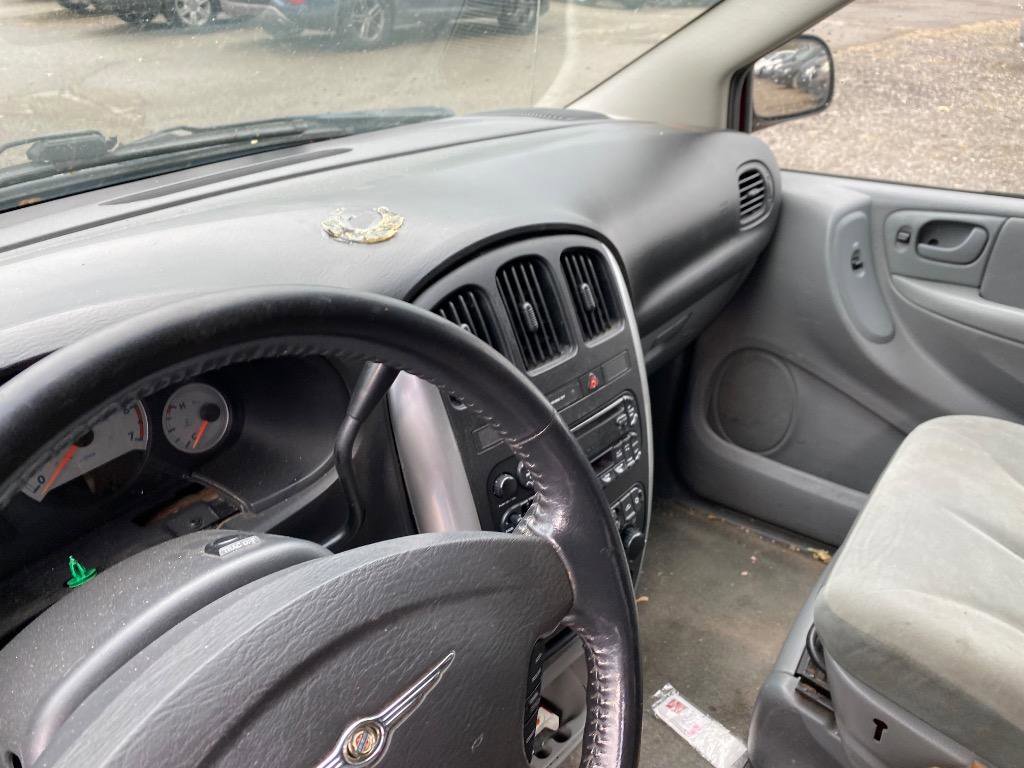 Used 2007 Chrysler Town & Country Touring image 8