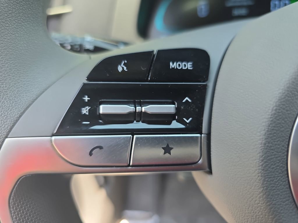 Used 2025 Hyundai Elantra Blue image 15