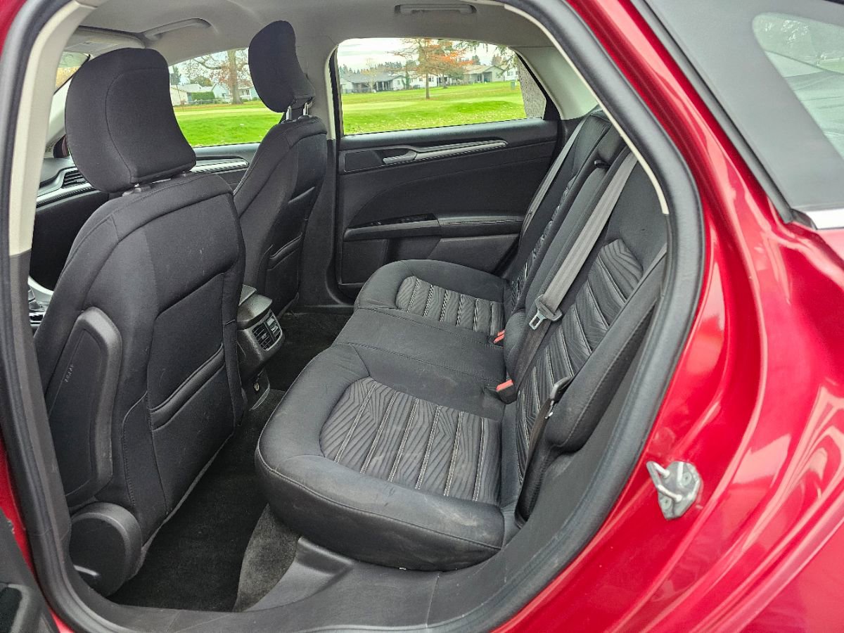 Used 2016 Ford Fusion SE image 25