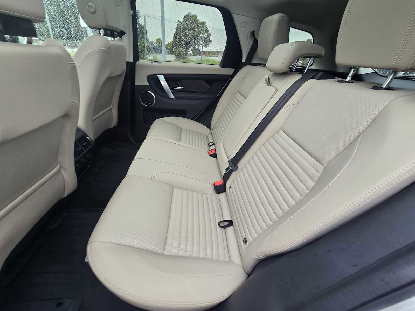 Used 2025 Land Rover Discovery Sport S image 21