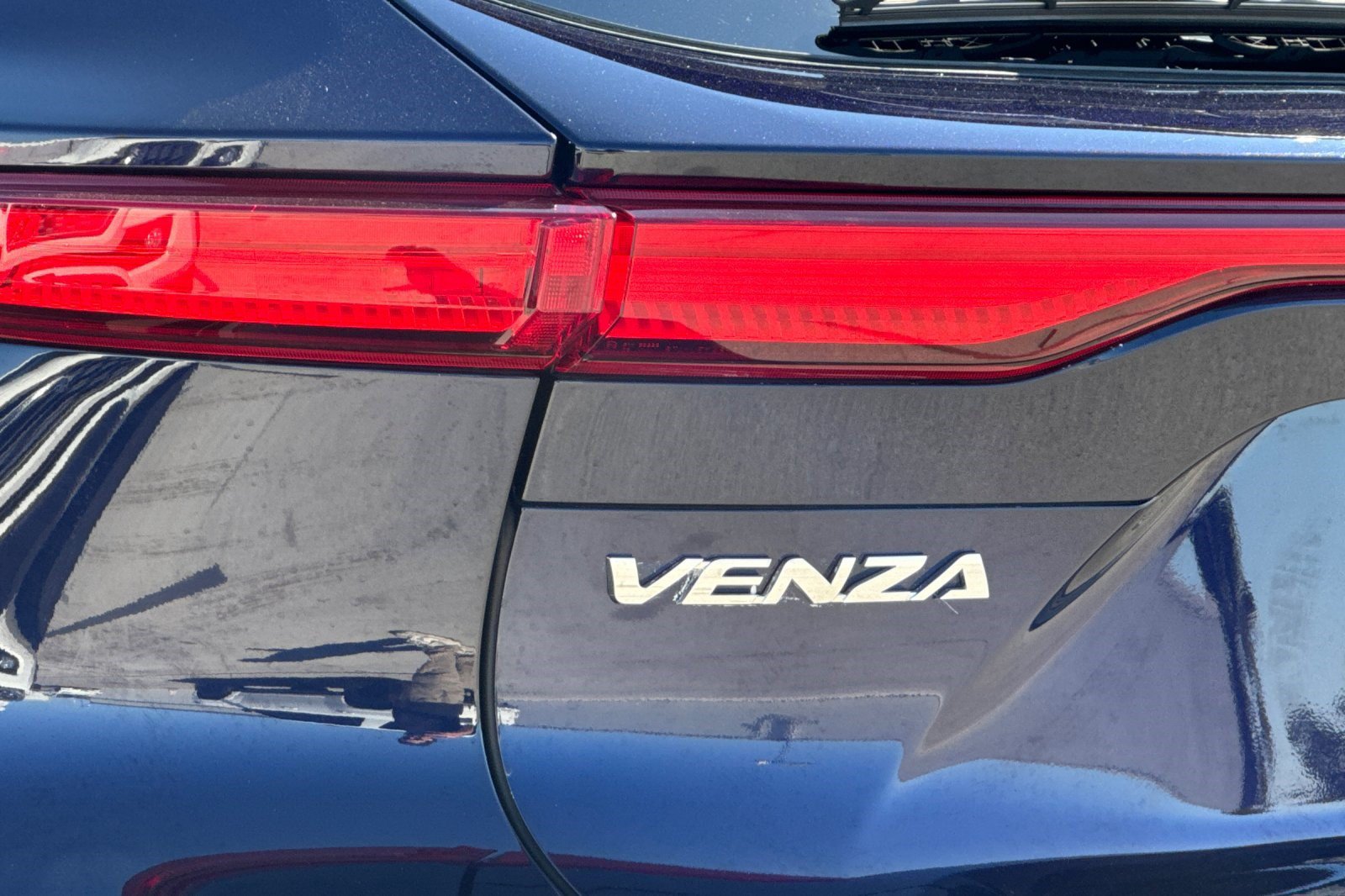 Used 2024 Toyota Venza LE AWD/4WD image 30