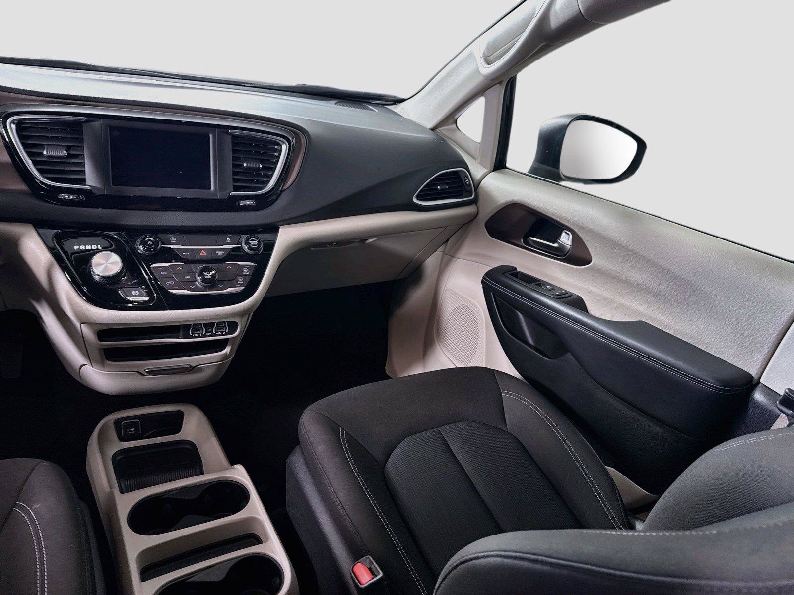 Used 2023 Chrysler Voyager LX FWD image 14