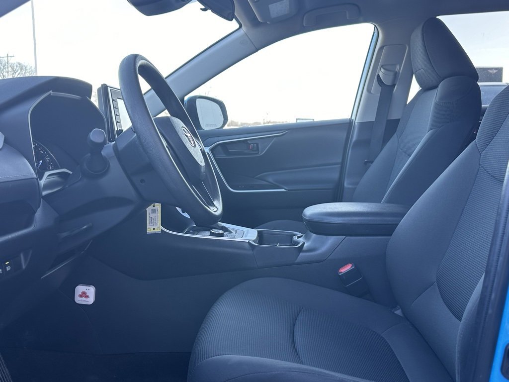 Used 2021 Toyota RAV4 LE image 9