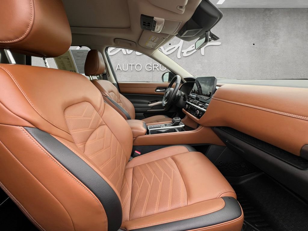 Certified 2025 Nissan Pathfinder Platinum image 24