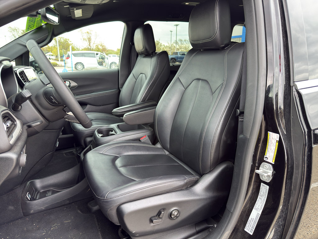 Used 2025 Chrysler Pacifica Select FWD image 11