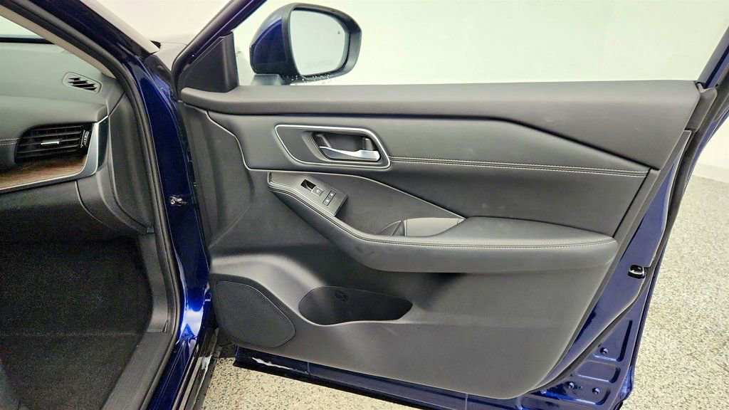 Used 2025 Nissan Rogue Platinum w/ Platinum Premium Package image 26