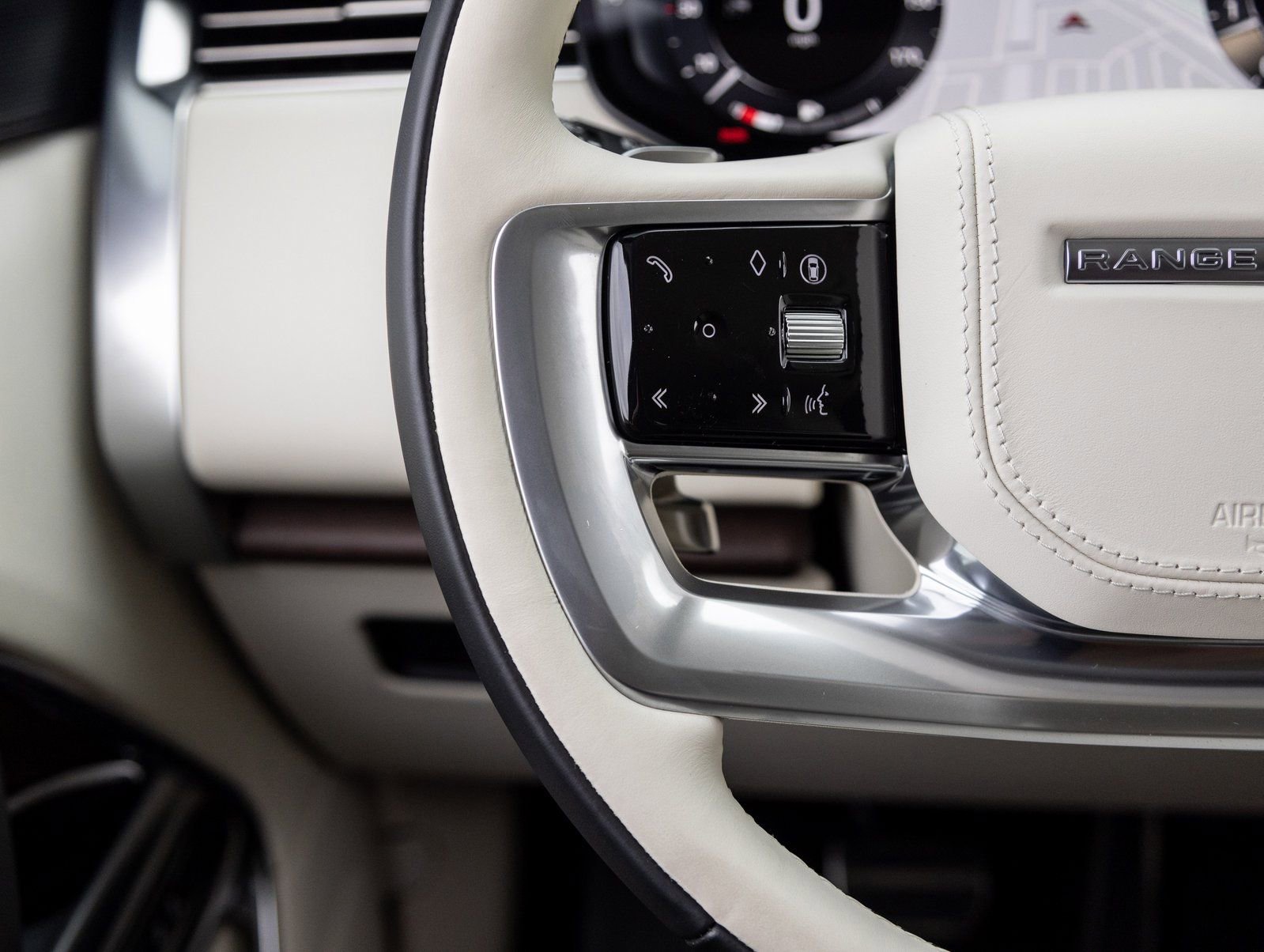 Used 2025 Land Rover Range Rover SE image 15