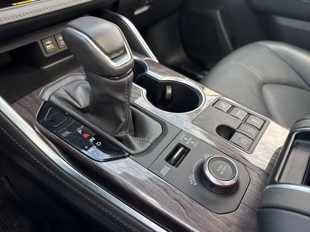Used 2023 Toyota Highlander Platinum image 12