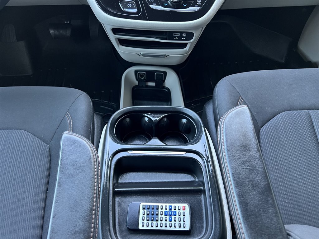 Used 2018 Chrysler Pacifica Touring Plus w/ Tire & Wheel Group FWD image 25