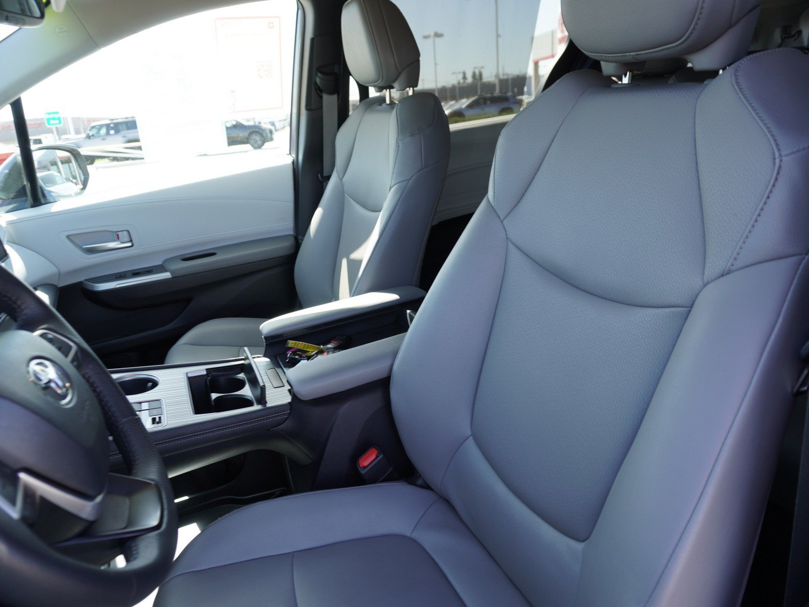 Used 2025 Toyota Sienna XLE w/ XLE Plus Package FWD image 26