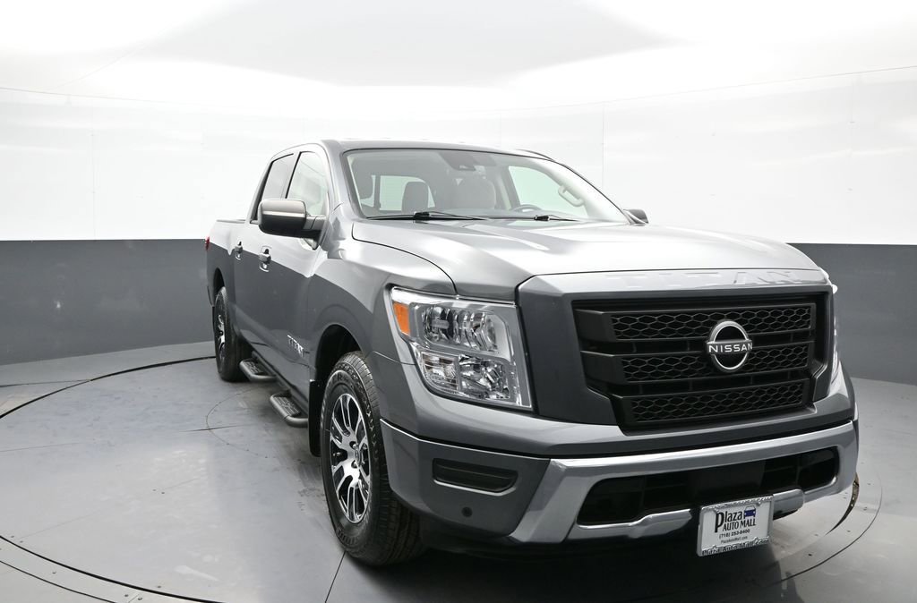 Used 2024 Nissan Titan SV w/ SV Convenience Package image 3