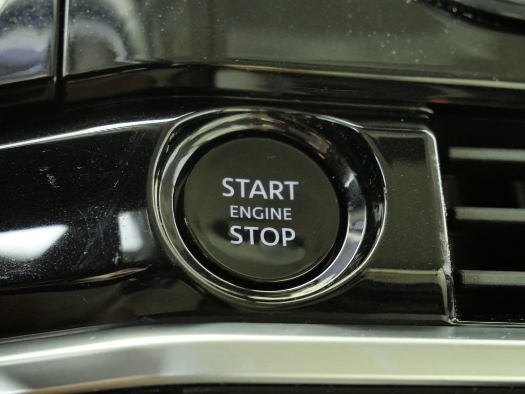 Used 2025 Nissan Pathfinder SL AWD/4WD image 34