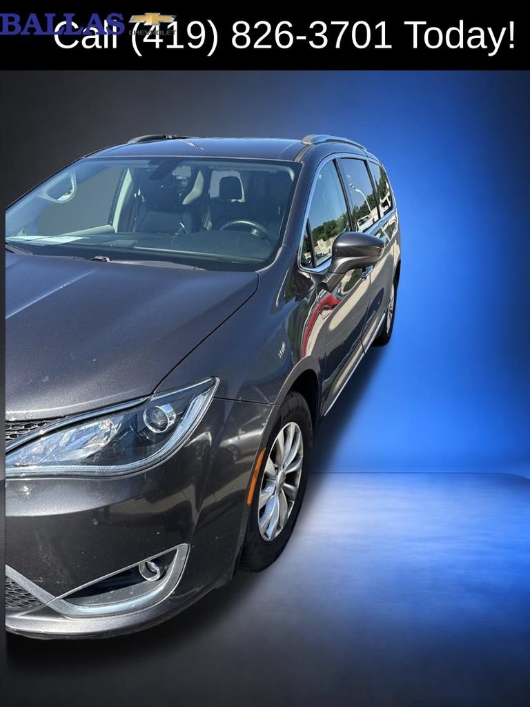 Used 2019 Chrysler Pacifica Touring-L FWD image 2