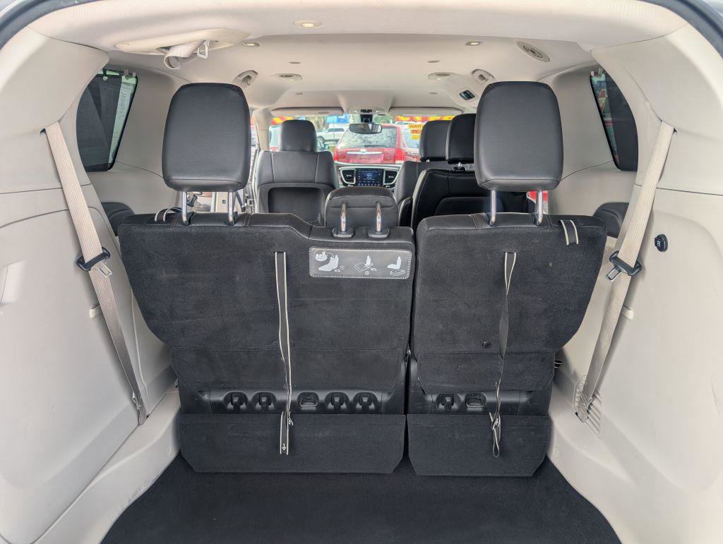 Used 2017 Chrysler Pacifica Touring-L FWD image 12