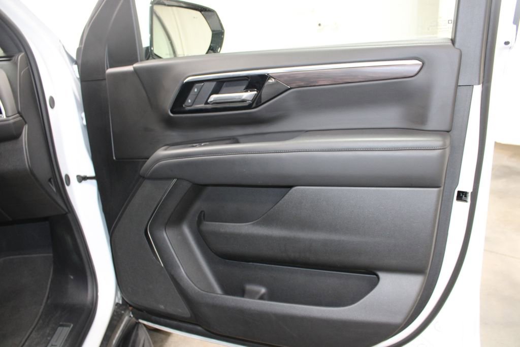 Used 2025 Chevrolet Suburban LT RWD image 28