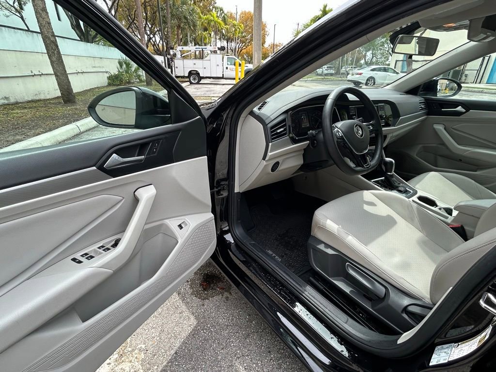 Used 2019 Volkswagen Jetta SE w/ Cold Weather Package image 15