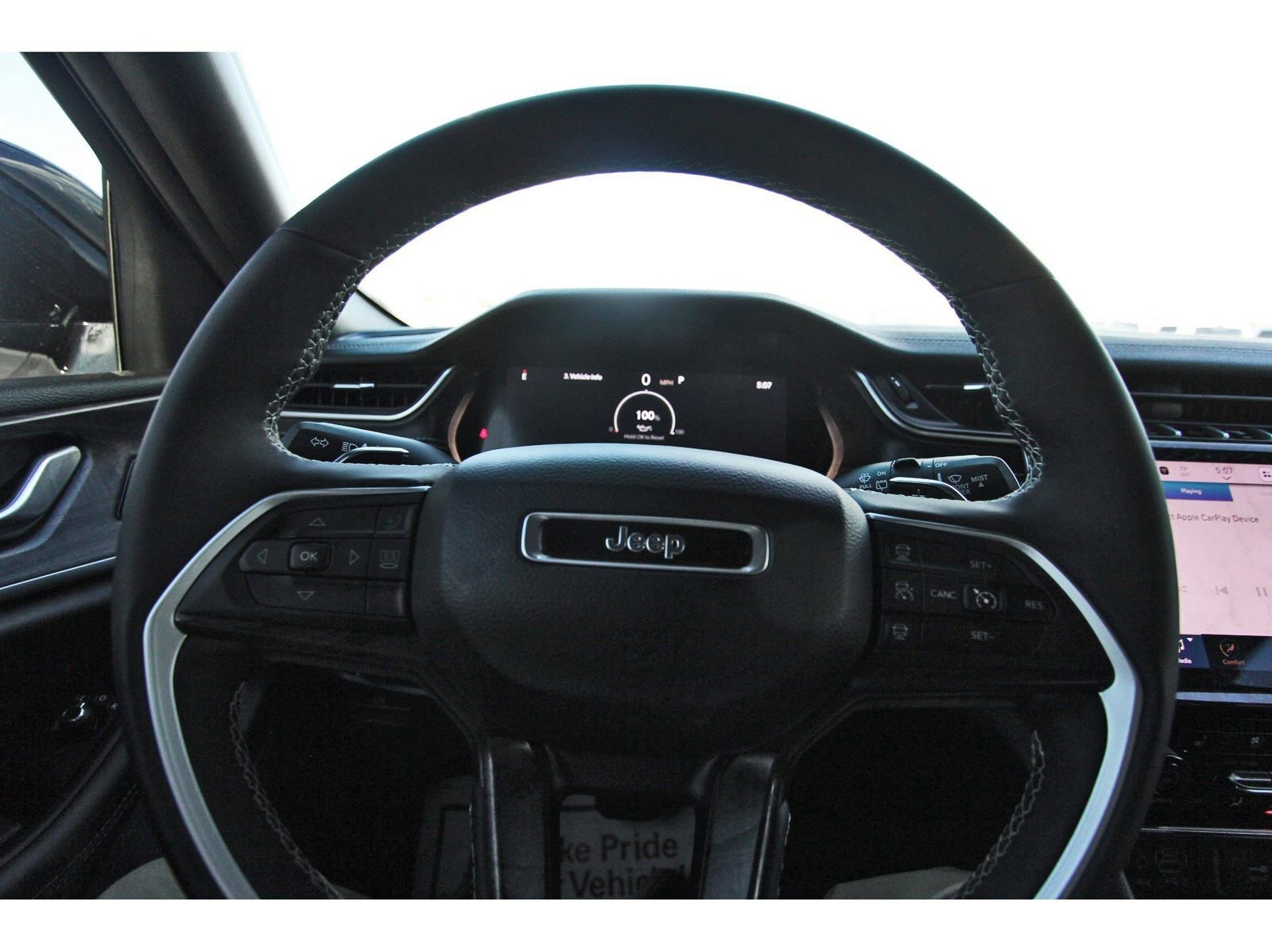 Used 2025 Jeep Grand Cherokee Limited w/ Luxury Tech Group II RWD image 16