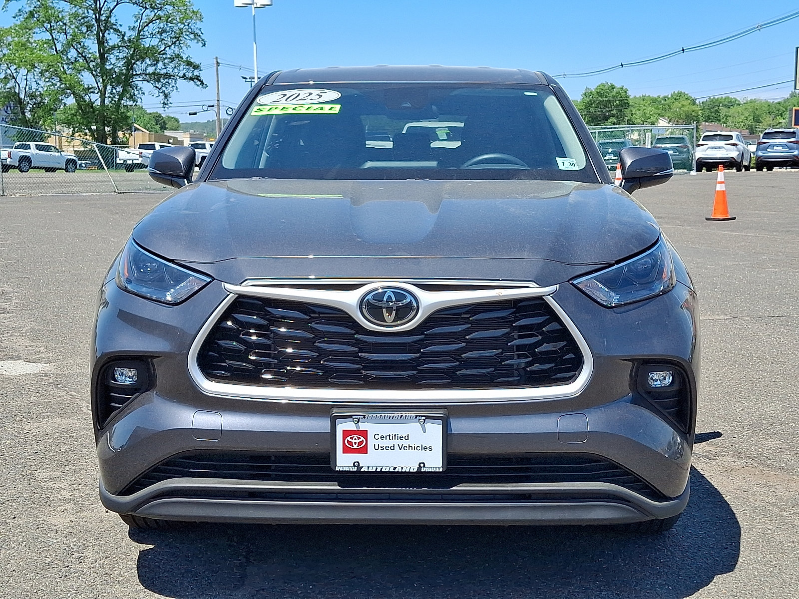 Used 2025 Toyota Highlander LE AWD/4WD image 2
