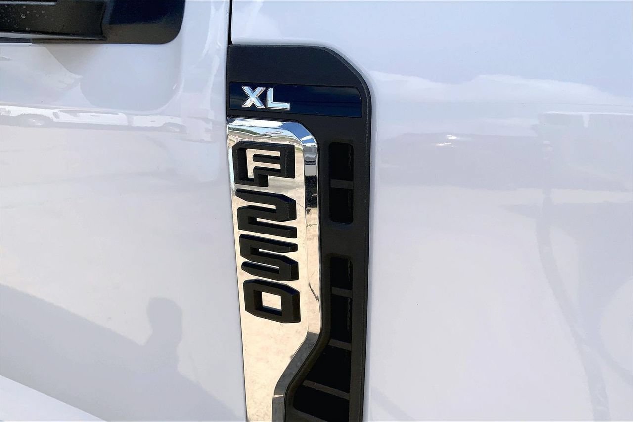 New 2026 Ford F250 XL w/ FX4 Off-Road Package AWD/4WD image 5