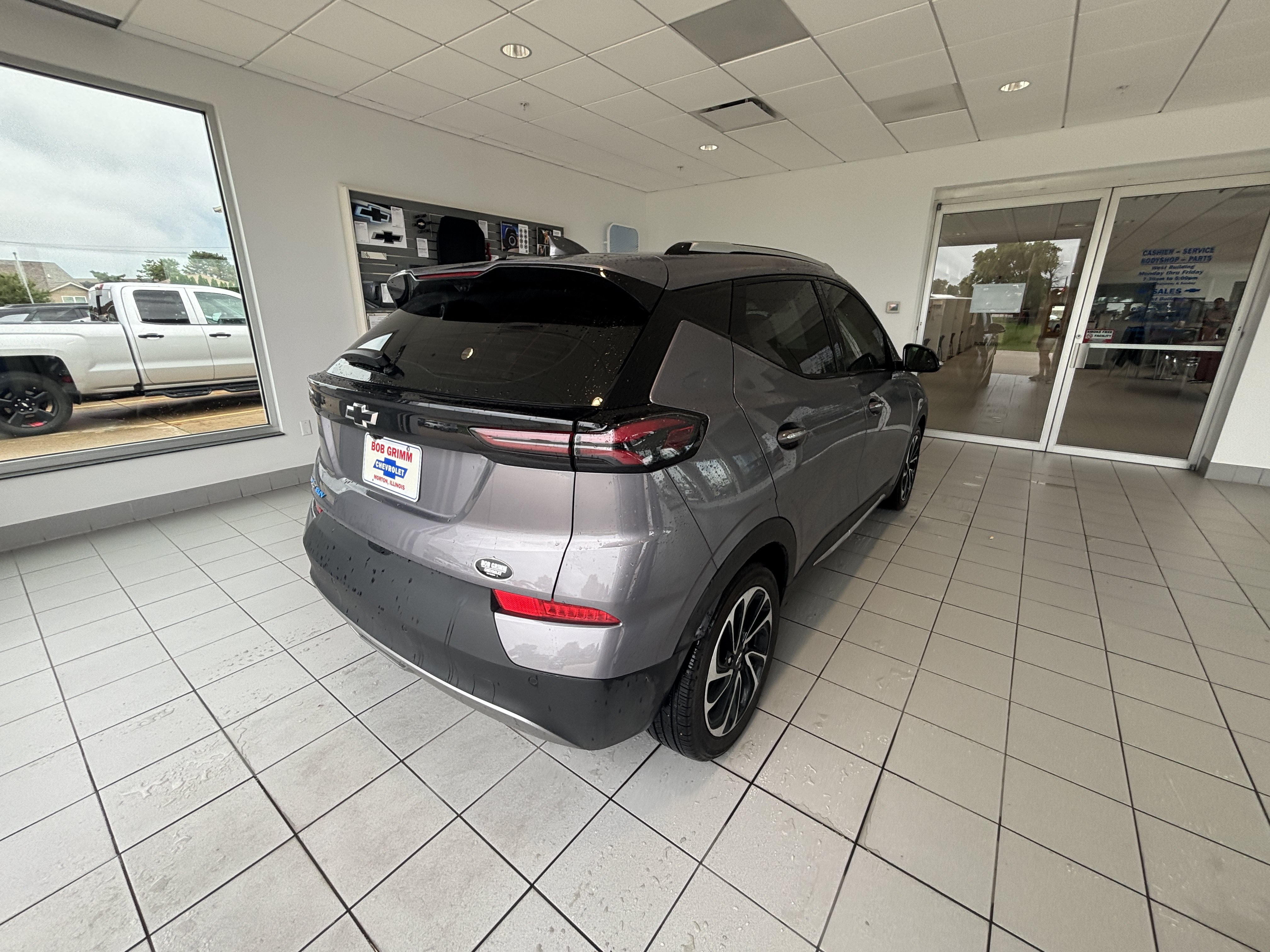 Used 2023 Chevrolet Bolt EUV Premier FWD image 7