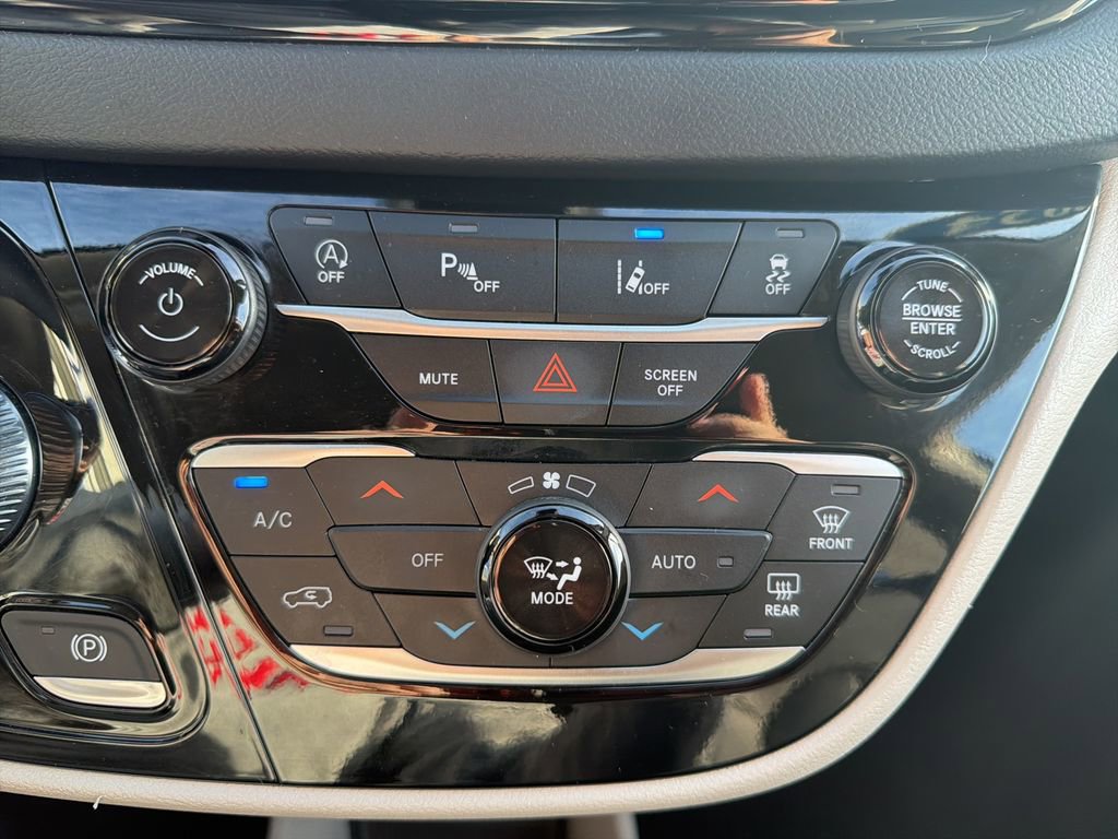 Used 2024 Chrysler Pacifica Touring-L FWD image 71