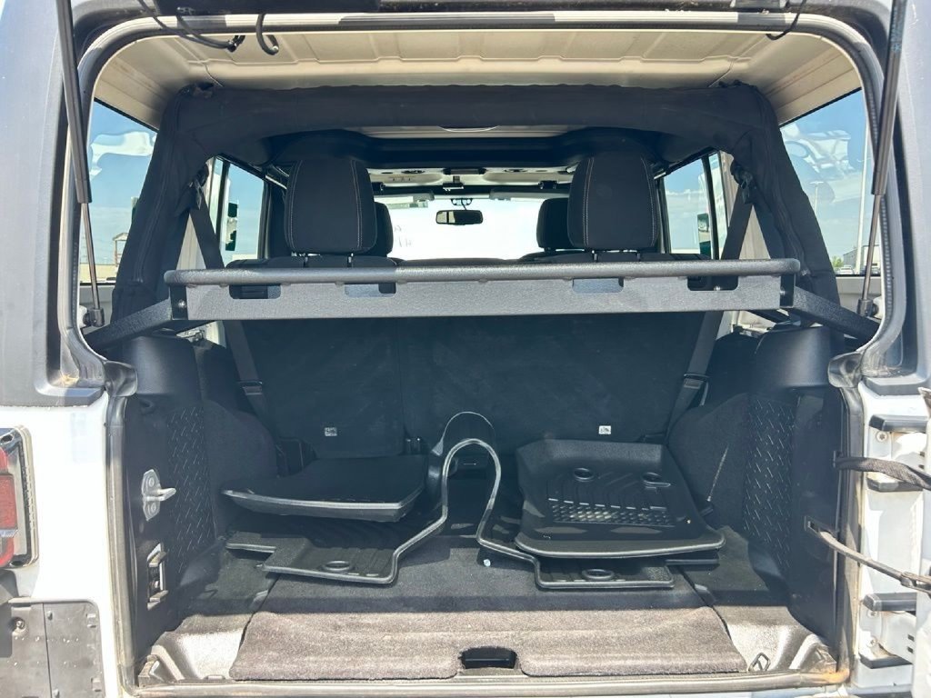 Used 2015 Jeep Wrangler Unlimited Rubicon w/ Connectivity Group AWD/4WD image 27