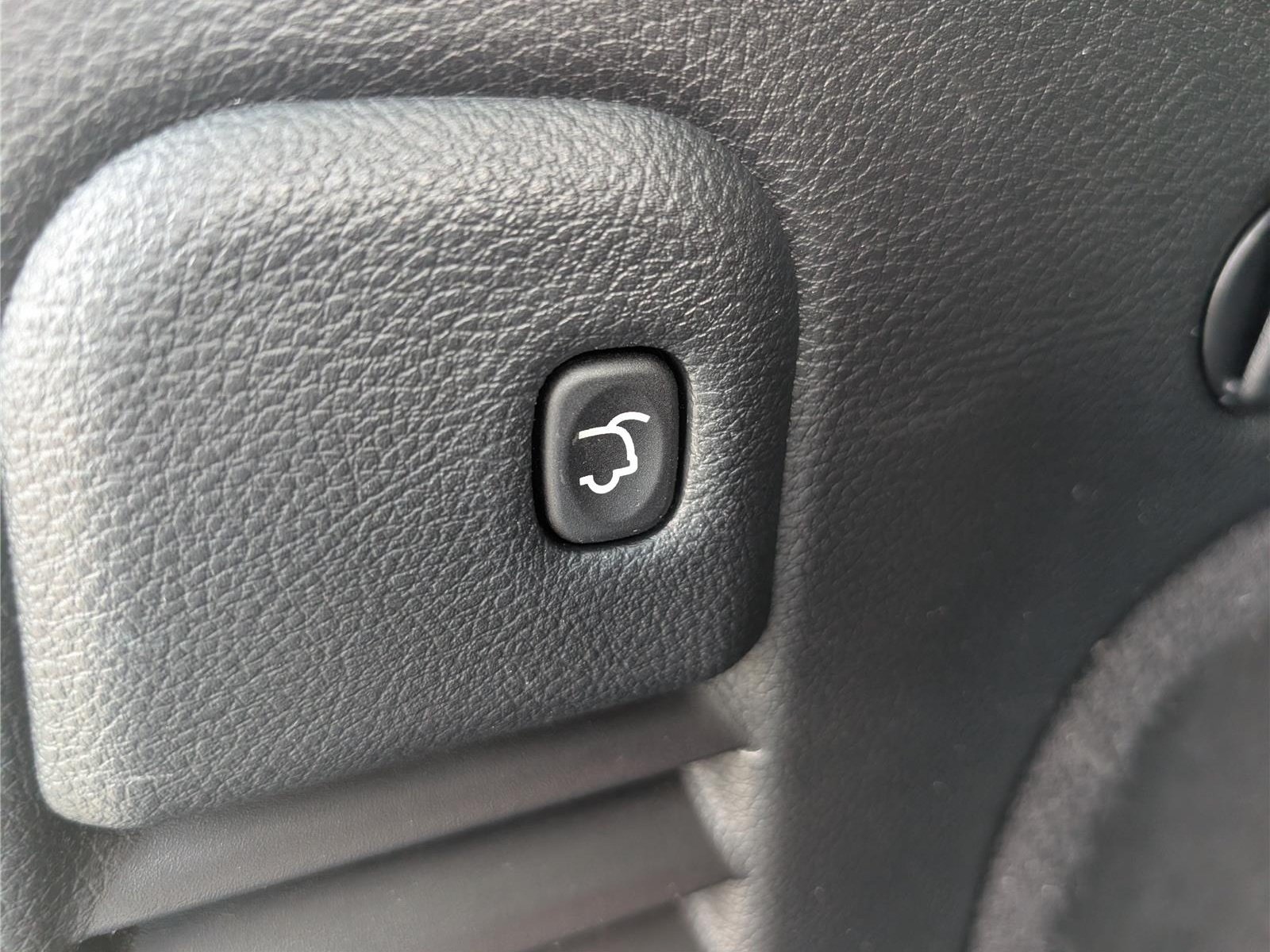 Used 2020 Jeep Grand Cherokee Altitude AWD/4WD image 13