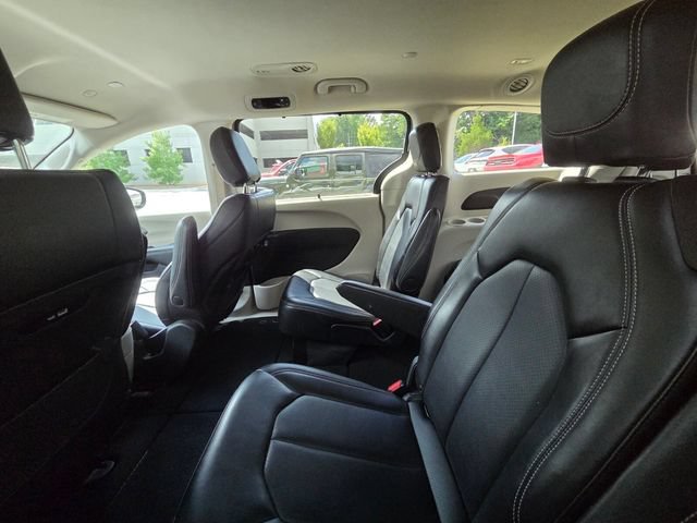 Used 2024 Chrysler Pacifica Touring-L FWD image 7