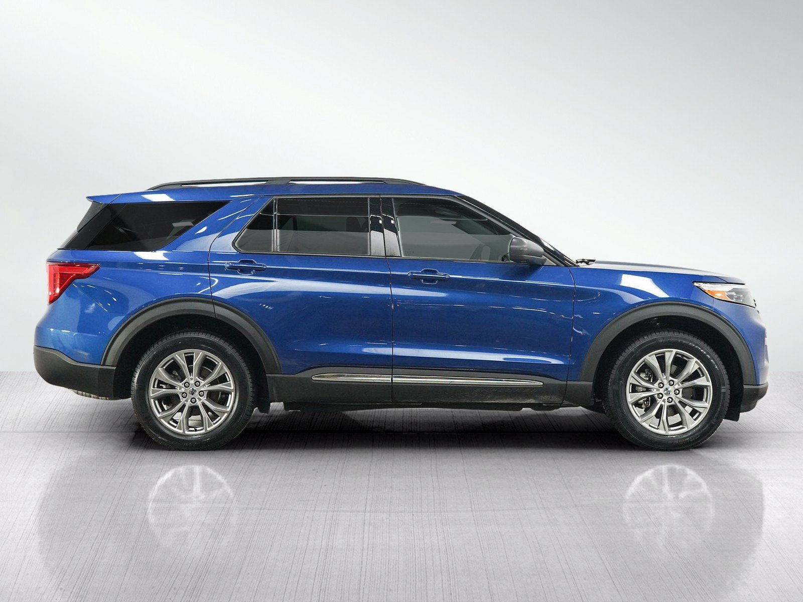Used 2021 Ford Explorer XLT w/ Equipment Group 202A AWD/4WD image 7