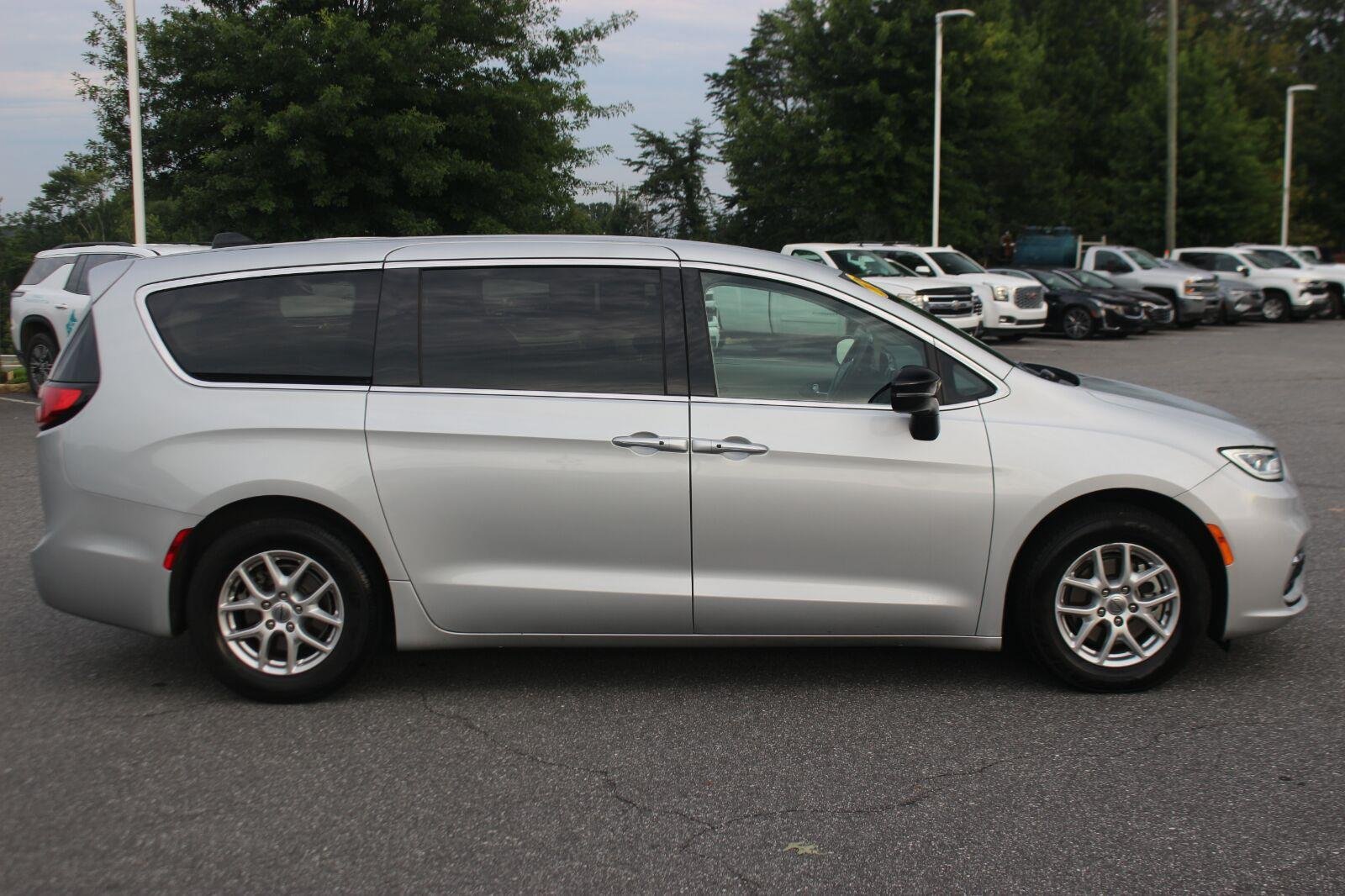 Used 2024 Chrysler Pacifica Touring-L FWD image 8