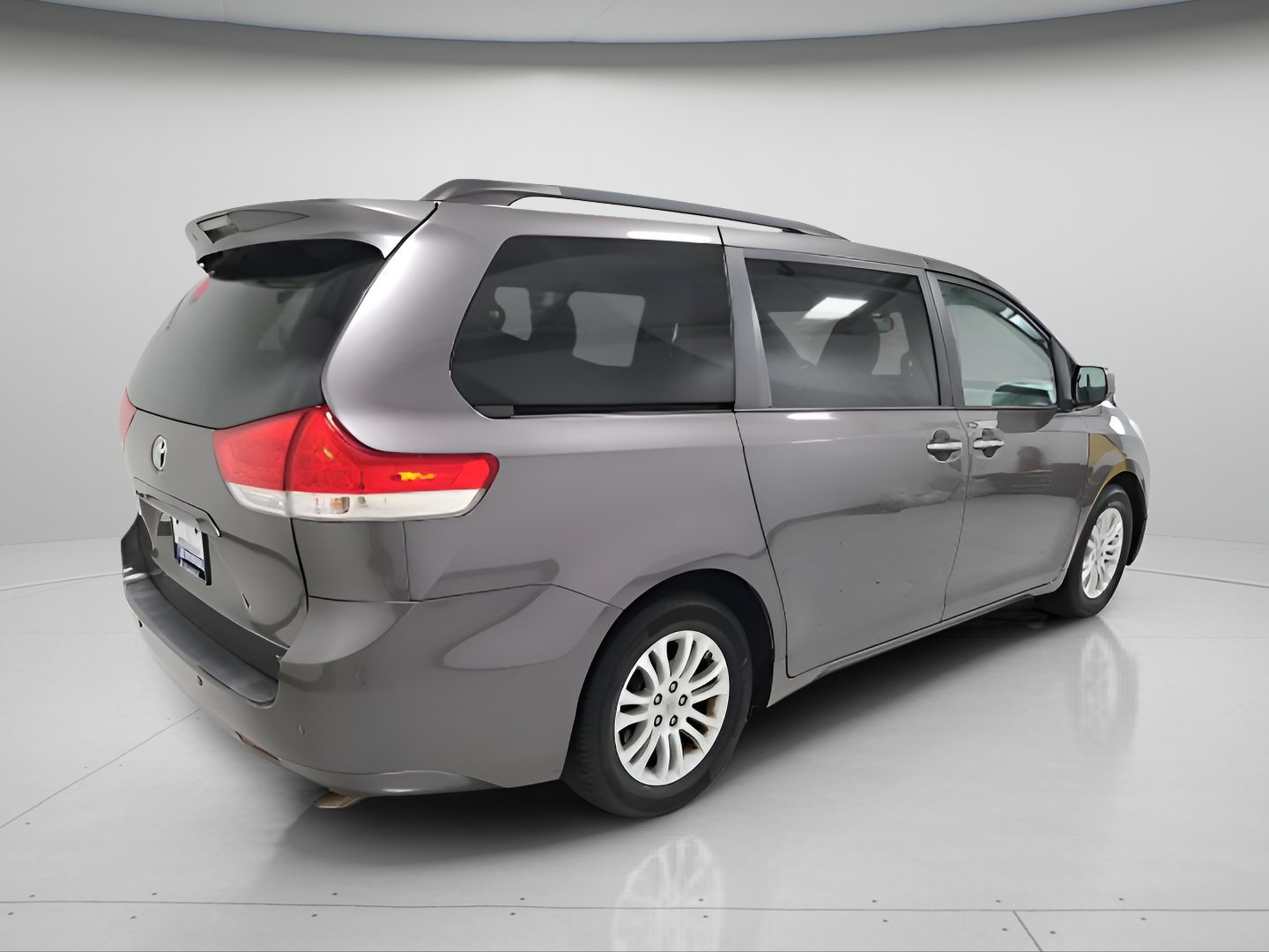 Used 2014 Toyota Sienna XLE w/ Entertainment Package FWD image 6