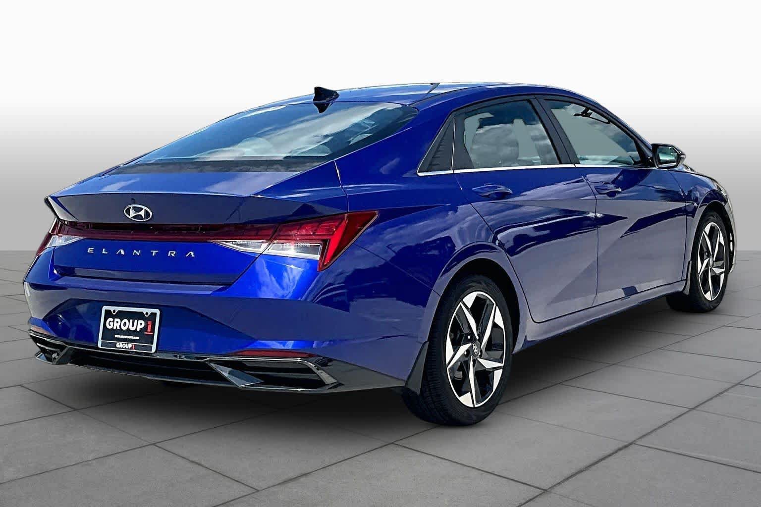 Used 2022 Hyundai Elantra SEL w/ Convenience + Premium Package FWD image 12