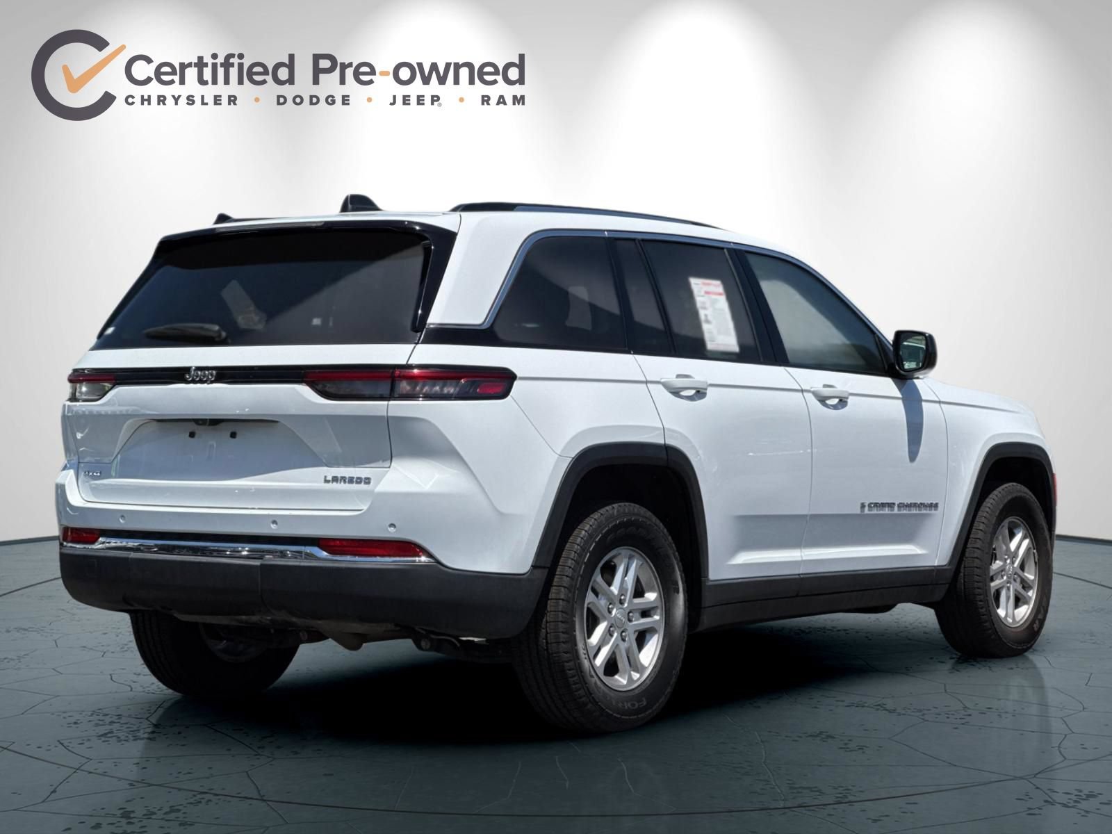 Used 2024 Jeep Grand Cherokee Laredo AWD/4WD image 4