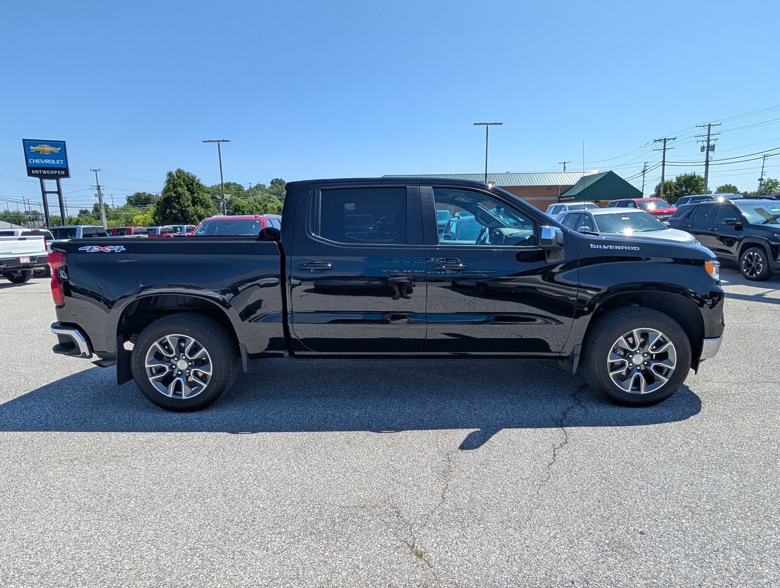 Used 2023 Chevrolet Silverado 1500 LT AWD/4WD image 2