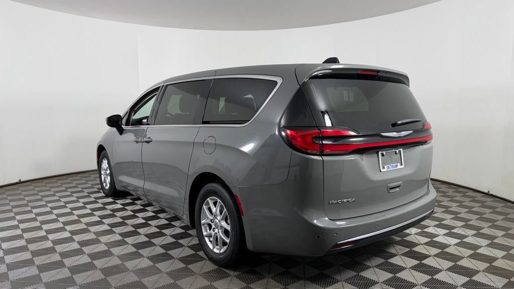 Used 2023 Chrysler Pacifica Touring-L FWD image 6